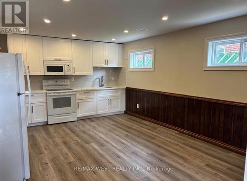 4 Dantek Court, Brampton, ON - Indoor Photo Showing Kitchen