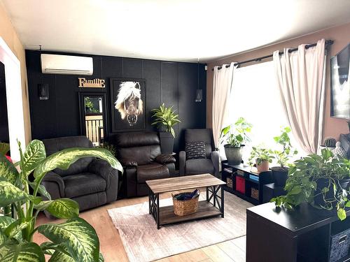 Salon - 24 Av. Des Saules, Notre-Dame-Des-Prairies, QC - Indoor Photo Showing Living Room