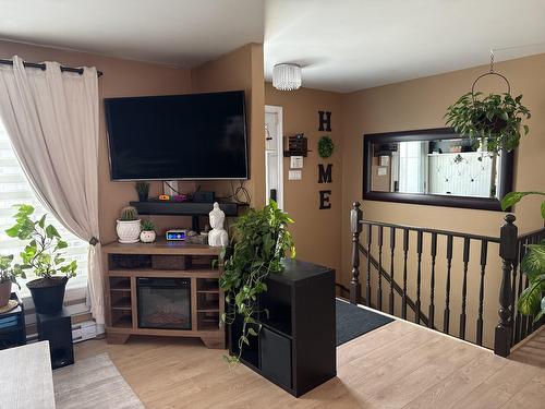 Salon - 24 Av. Des Saules, Notre-Dame-Des-Prairies, QC - Indoor