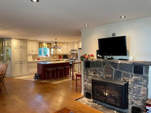 Overall view - 61 Av. Chartier, Saint-Sauveur, QC - Indoor Photo Showing Living Room With Fireplace