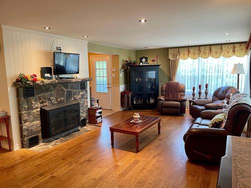 Overall view - 61 Av. Chartier, Saint-Sauveur, QC - Indoor Photo Showing Living Room With Fireplace