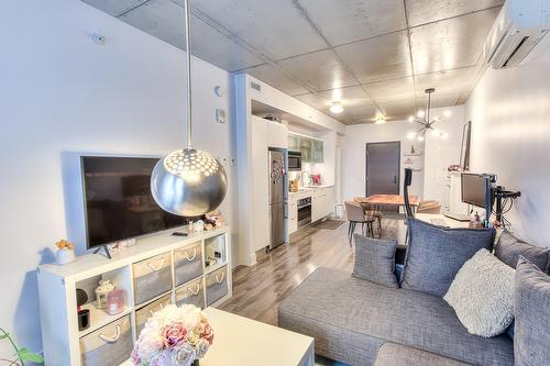 Salon - 413-1340 Rue Olier, Montréal (Le Sud-Ouest), QC - Indoor