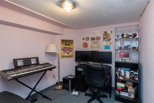 1033 Dorchester Ave, Winnipeg, MB 