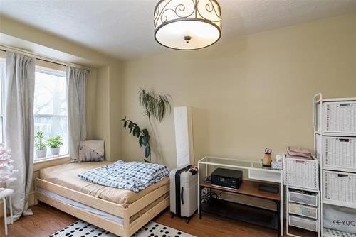 1033 Dorchester Ave, Winnipeg, MB 