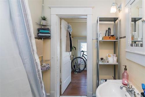 1033 Dorchester Ave, Winnipeg, MB 