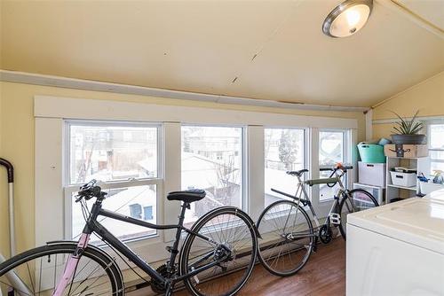 1033 Dorchester Ave, Winnipeg, MB 