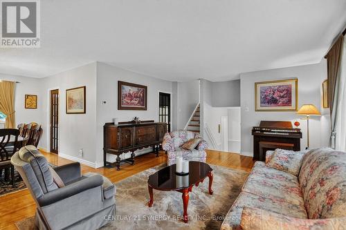 7 St Remy Drive, Ottawa, ON - Indoor Photo Showing Living Room