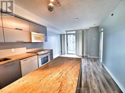 602 - 21 Nelson Street, Toronto, ON - Indoor Photo Showing Kitchen