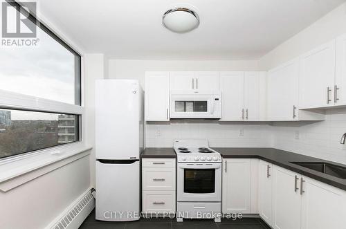 403 - 485 Huron Street, Toronto, ON - Indoor Photo Showing Kitchen