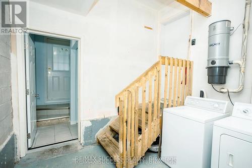 384 Flagstone Way W, Newmarket, ON - Indoor Photo Showing Laundry Room