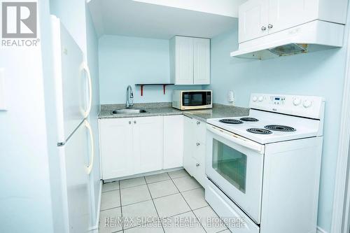 384 Flagstone Way W, Newmarket, ON - Indoor Photo Showing Kitchen