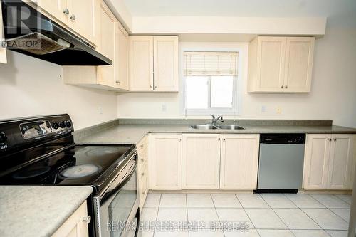 384 Flagstone Way W, Newmarket, ON - Indoor Photo Showing Kitchen With Double Sink