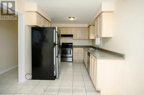 384 Flagstone Way W, Newmarket, ON - Indoor Photo Showing Kitchen With Double Sink