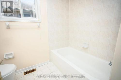 384 Flagstone Way W, Newmarket, ON - Indoor Photo Showing Bathroom