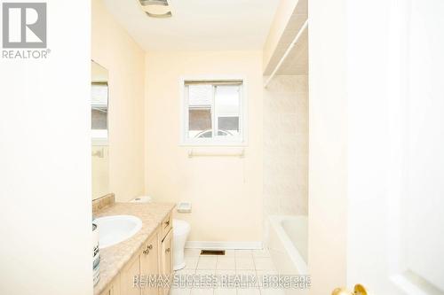 384 Flagstone Way W, Newmarket, ON - Indoor Photo Showing Bathroom