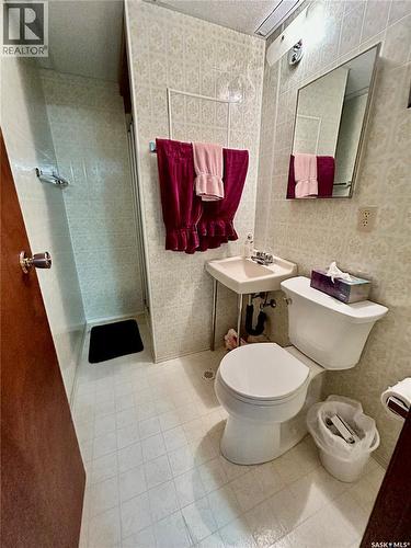 700 9Th Avenue W, Nipawin, SK - Indoor Photo Showing Bathroom