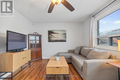Large window and laminate floor in Livingroom. - 81 Dunkirk Drive N, St. Thomas, ON - Indoor Photo Showing Living Room