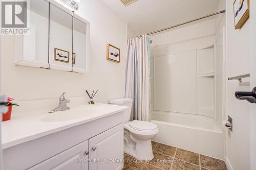 2 - 401 Keats Way, Waterloo, ON - Indoor Photo Showing Bathroom