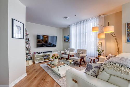 Living room - 401-2335 Rue Des Équinoxes, Montréal (Saint-Laurent), QC - Indoor Photo Showing Living Room