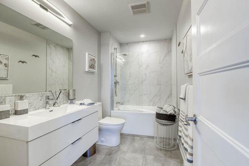 Bathroom - 401-2335 Rue Des Équinoxes, Montréal (Saint-Laurent), QC - Indoor Photo Showing Bathroom