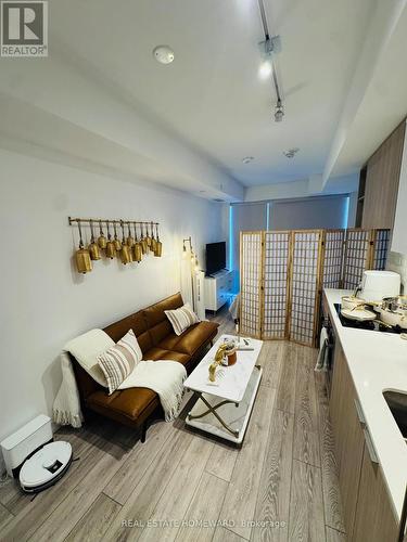 535 - 2020 Bathurst Street, Toronto, ON - Indoor Photo Showing Living Room