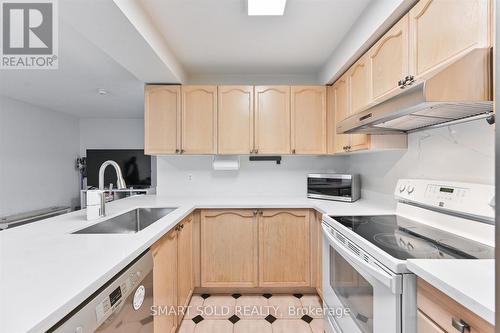152 - 18 Clark Avenue W, Vaughan, ON - Indoor Photo Showing Kitchen