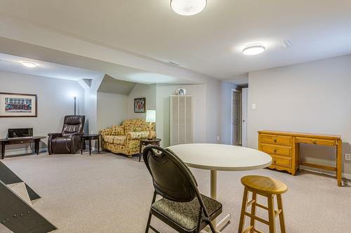 Salle familiale - 7680 Place Turpin, Brossard, QC - Indoor