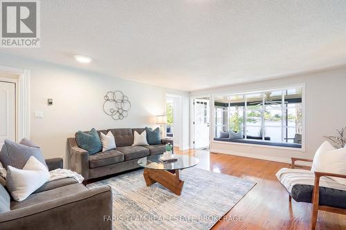10 White Oaks Road, Barrie, ON - Indoor Photo Showing Living Room