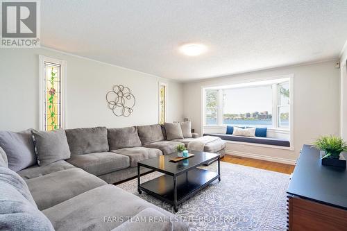 10 White Oaks Road, Barrie, ON - Indoor Photo Showing Living Room