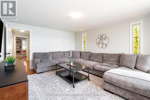 10 White Oaks Road, Barrie, ON - Indoor Photo Showing Living Room