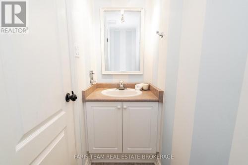 10 White Oaks Road, Barrie, ON - Indoor Photo Showing Bathroom
