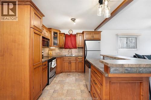 17 Chestnut Street, Mcgregor, ON - Indoor Photo Showing Kitchen