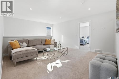 338 Katz Avenue, Saskatoon, SK - Indoor Photo Showing Living Room