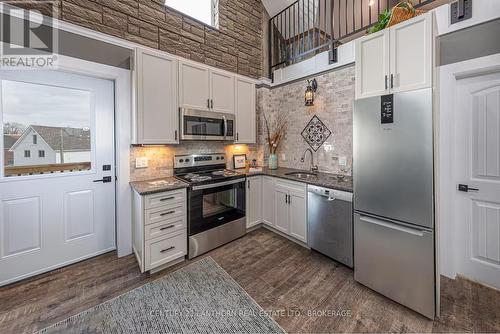 45 Chestnut Street, Kingston (East Of Sir John A. Blvd), ON - Indoor Photo Showing Kitchen