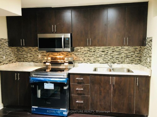 2-143 Crystal Glen Crescent, Brampton, ON - Indoor Photo Showing Kitchen With Double Sink With Upgraded Kitchen