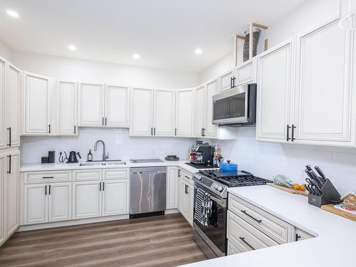 3308 96 High Street N, Thunder Bay, ON - Indoor Photo Showing Kitchen With Upgraded Kitchen