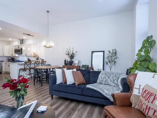 3308 96 High Street N, Thunder Bay, ON - Indoor Photo Showing Living Room