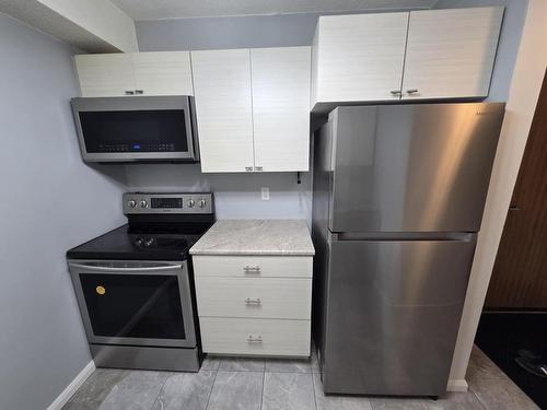 140 725 James Street S, Thunder Bay, ON - Indoor Photo Showing Kitchen