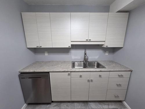 140 725 James Street S, Thunder Bay, ON - Indoor Photo Showing Garage