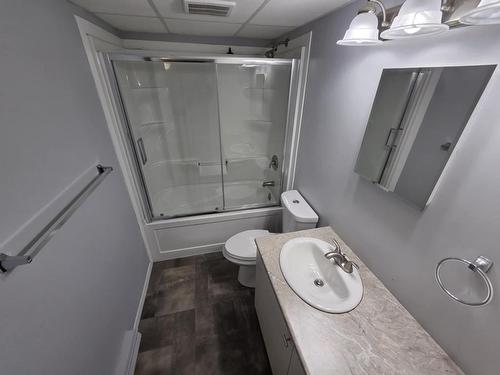 140 725 James Street S, Thunder Bay, ON - Indoor Photo Showing Bathroom