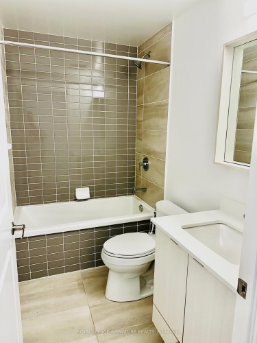 808-4675 Metcalfe Avenue, Mississauga, ON - Indoor Photo Showing Bathroom