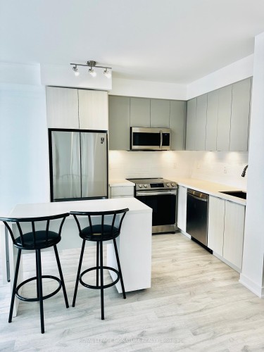 808-4675 Metcalfe Avenue, Mississauga, ON - Indoor Photo Showing Kitchen