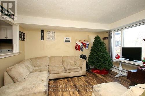 32 & 34 River Street, Thorold, ON - Indoor Photo Showing Living Room