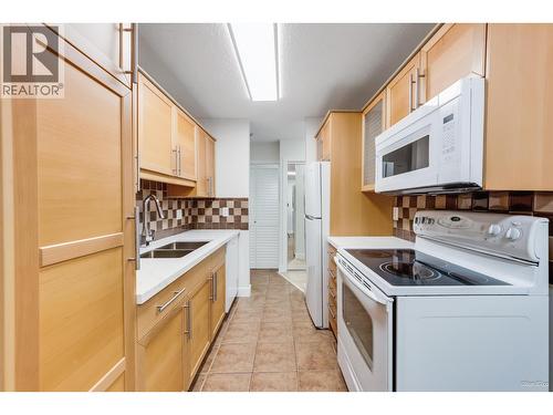 115 8591 Westminster Highway, Richmond, BC - Indoor Photo Showing Kitchen With Double Sink