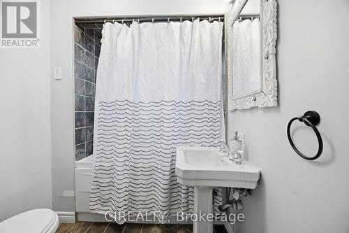 27 Pine Avenue S, Mississauga, ON - Indoor Photo Showing Bathroom