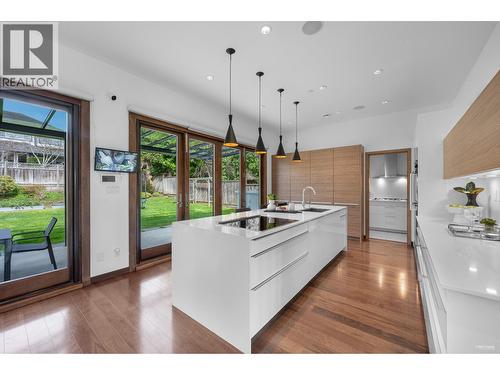 2227 Haywood Avenue, West Vancouver, BC - Indoor Photo Showing Kitchen With Upgraded Kitchen