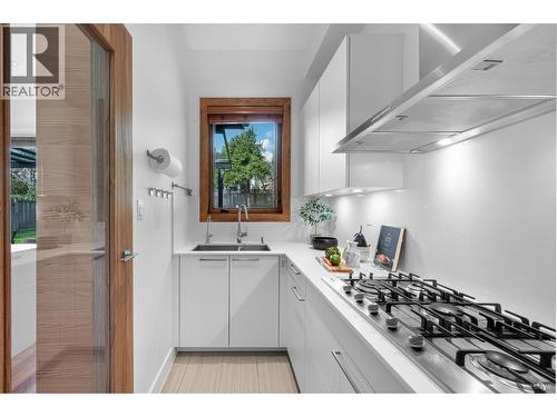 2227 Haywood Avenue, West Vancouver, BC - Indoor Photo Showing Kitchen