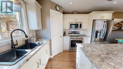 120 Edison Street, St. Marys, ON - Indoor Photo Showing Kitchen With Double Sink With Upgraded Kitchen