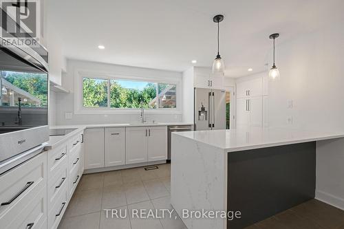 12 Apache Crescent, Ottawa, ON - Indoor Photo Showing Kitchen