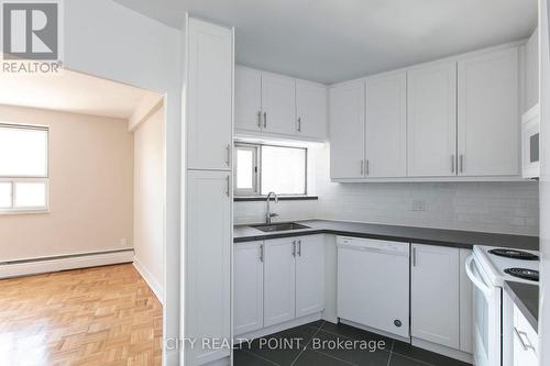 303 - 9 Deer Park Crescent, Toronto, ON - Indoor Photo Showing Kitchen